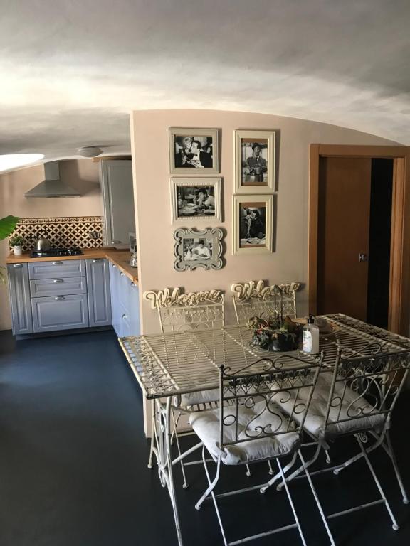 kuchnia ze stołem i krzesłami w pokoju w obiekcie Gran Madre home w Turynie