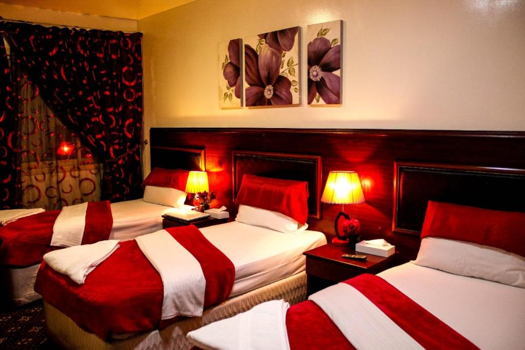 Postel nebo postele na pokoji v ubytování Karoon Hotel