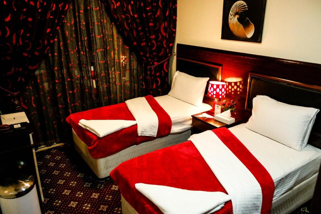 Postel nebo postele na pokoji v ubytování Karoon Hotel