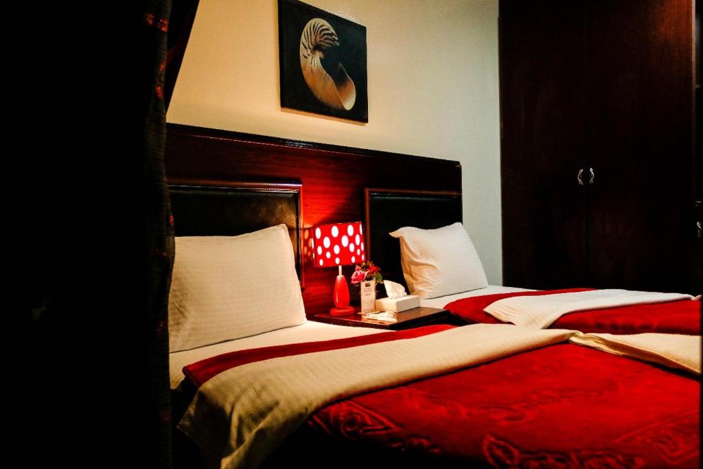 Postel nebo postele na pokoji v ubytování Karoon Hotel