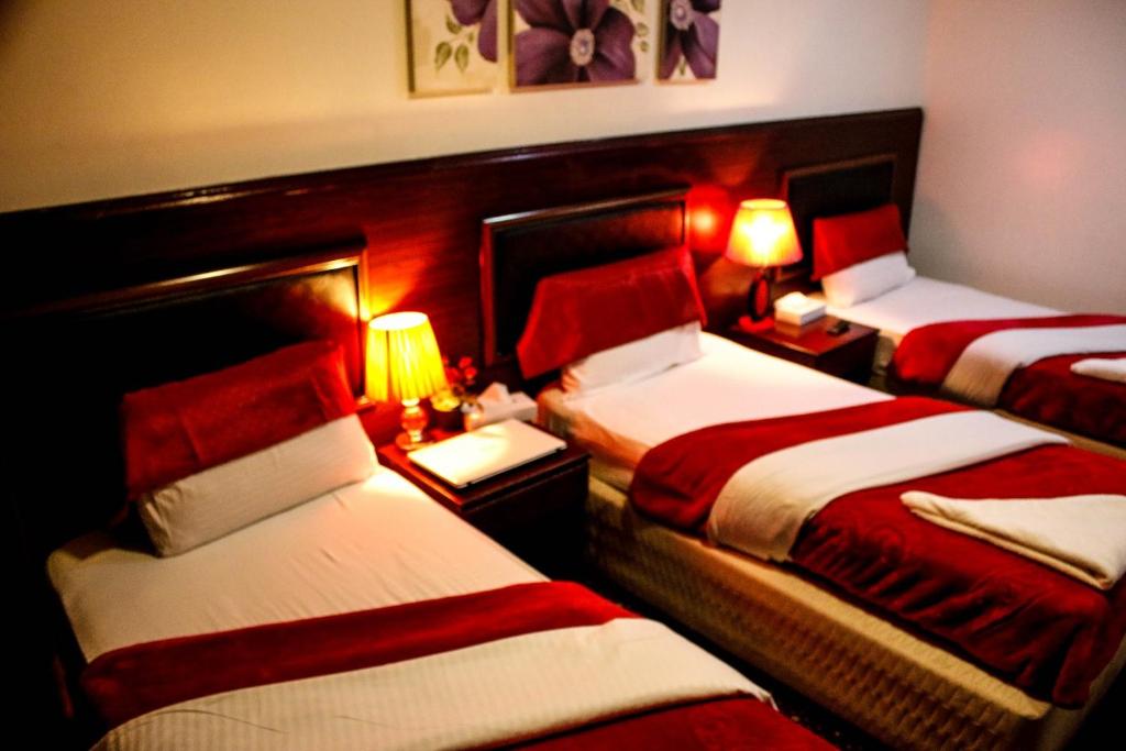 Postel nebo postele na pokoji v ubytování Karoon Hotel