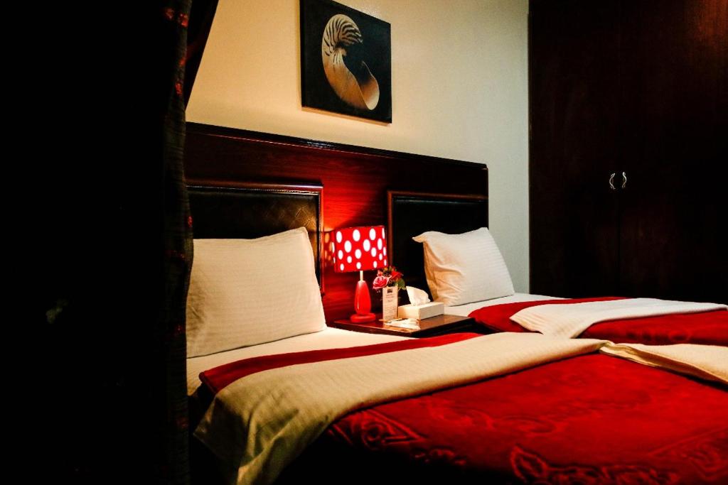 Postel nebo postele na pokoji v ubytování Karoon Hotel