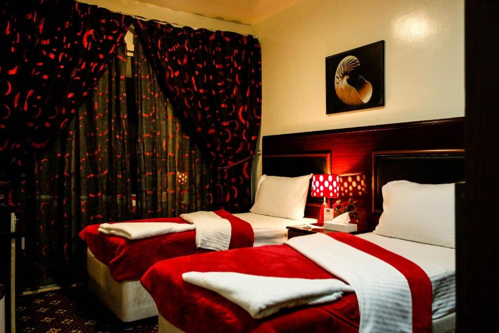 Postel nebo postele na pokoji v ubytování Karoon Hotel