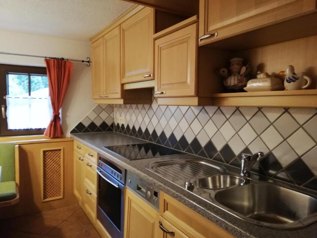 Kuchyňa alebo kuchynka v ubytovaní Holzfällerhaus Melkstatt