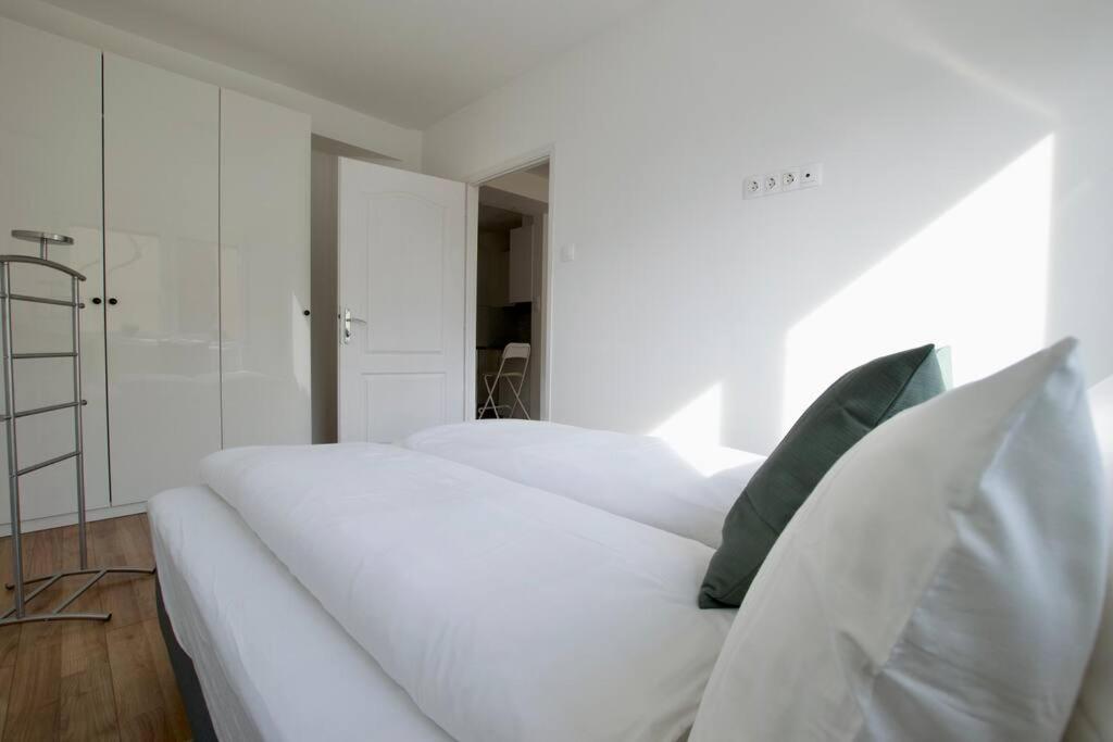 Postel nebo postele na pokoji v ubytování Standard Apartment by Hi5 - Dessewffy 37 suites