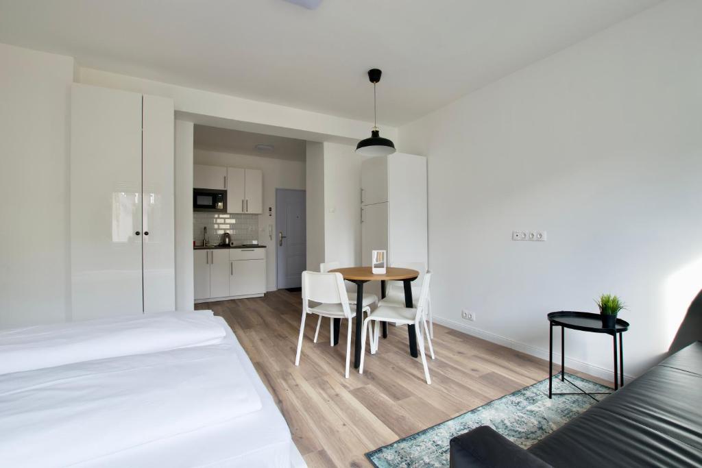 Postel nebo postele na pokoji v ubytování Standard Apartment by Hi5 - Dessewffy 37 suites
