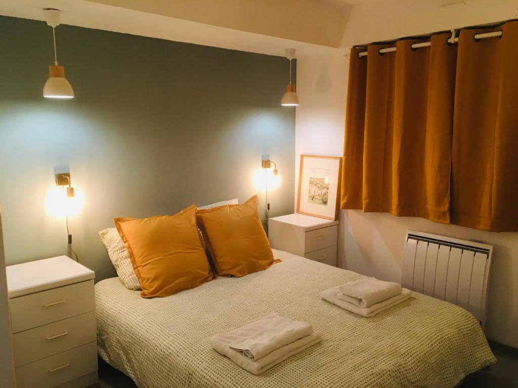 une chambre avec un lit avec deux serviettes dessus dans l'établissement Gite les montgolfières, à Wimereux