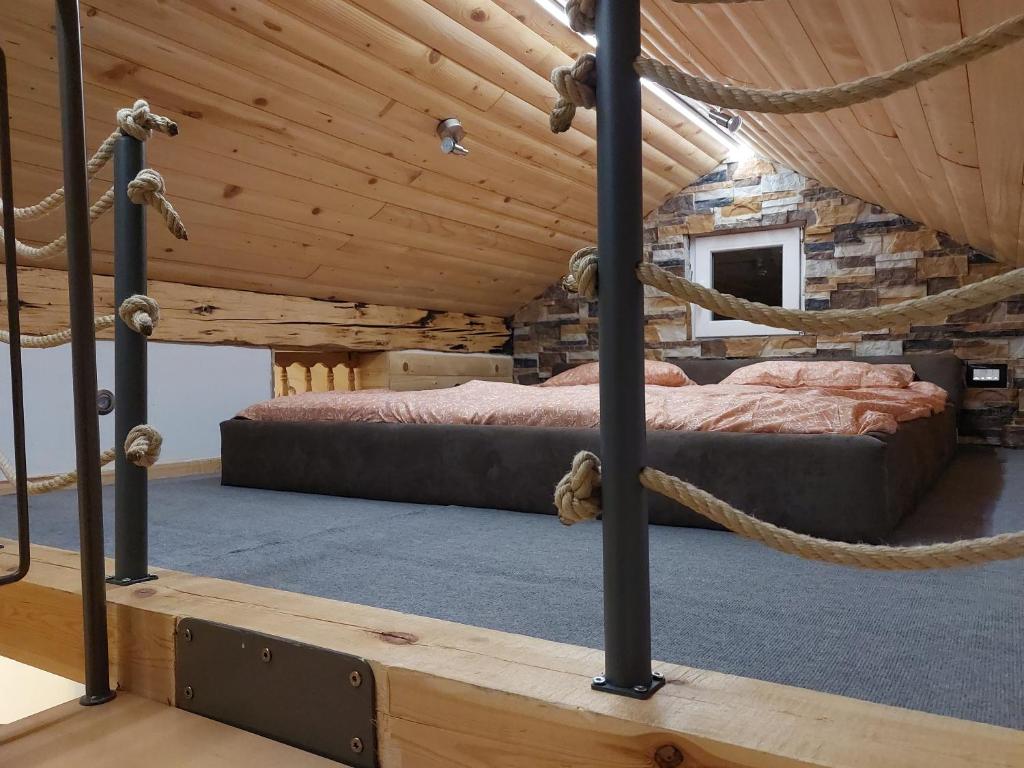 1 dormitorio en una cabaña de madera con 2 camas en Apartment Mastnak, en Laško