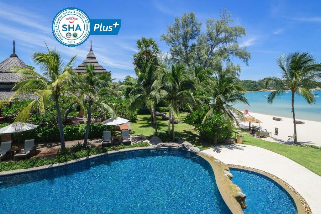 widok na plażę z ośrodka w obiekcie Royal Muang Samui Villas - SHA Extra Plus w mieście Choeng Mon Beach