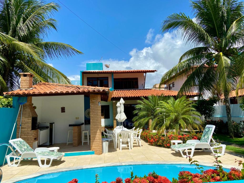 Villa con piscina y palmeras en Casa de praia aconchegante em Sonho Verde en Paripueira