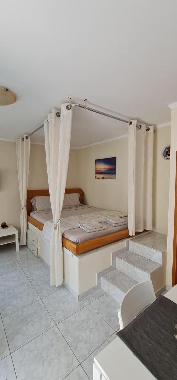 A bed or beds in a room at Maria's Little apartment