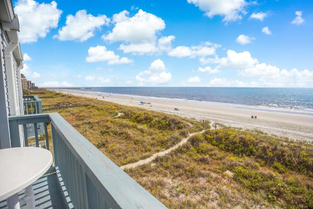 un balcone con vista sulla spiaggia di un condominio di 2BR, 2Bath condo Oceanfront Getaway with pool a Myrtle Beach