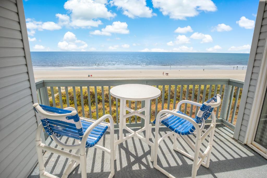 2BR, 2Bath condo Oceanfront Getaway with pool - 海の景色を望むファミリールーム
