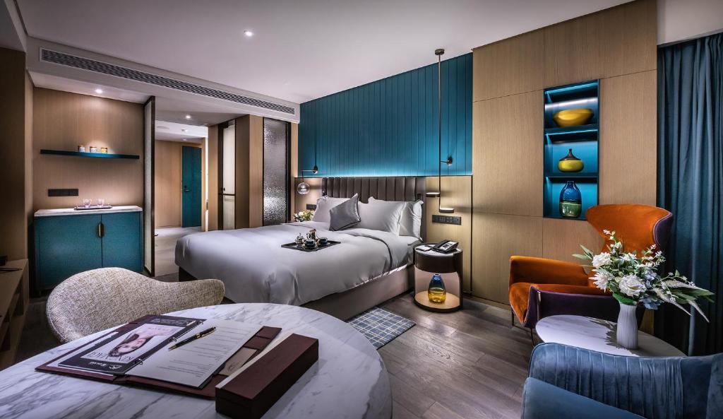 Postel nebo postele na pokoji v ubytování Guangzhou Elegant Hotel