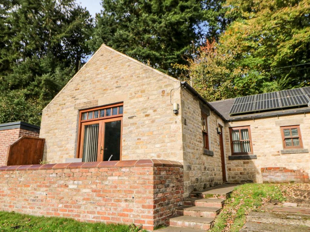 Casa de ladrillo con ventana y pared de ladrillo en Leadmill House Workshop en Copley