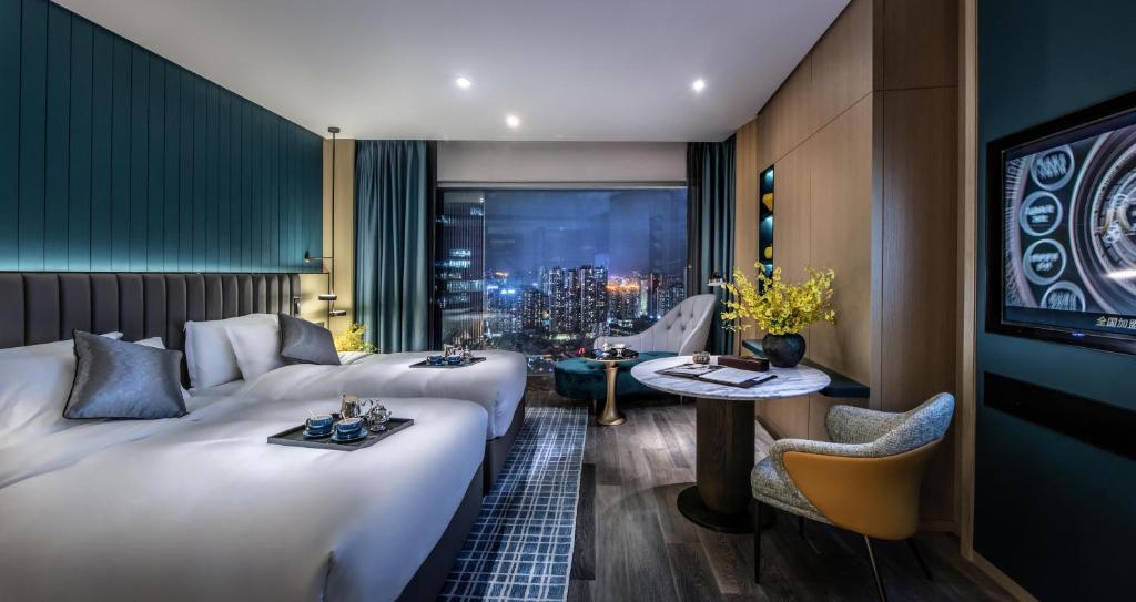 Postel nebo postele na pokoji v ubytování Guangzhou Elegant Hotel