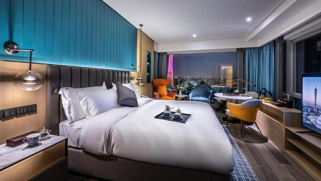 Postel nebo postele na pokoji v ubytování Guangzhou Elegant Hotel