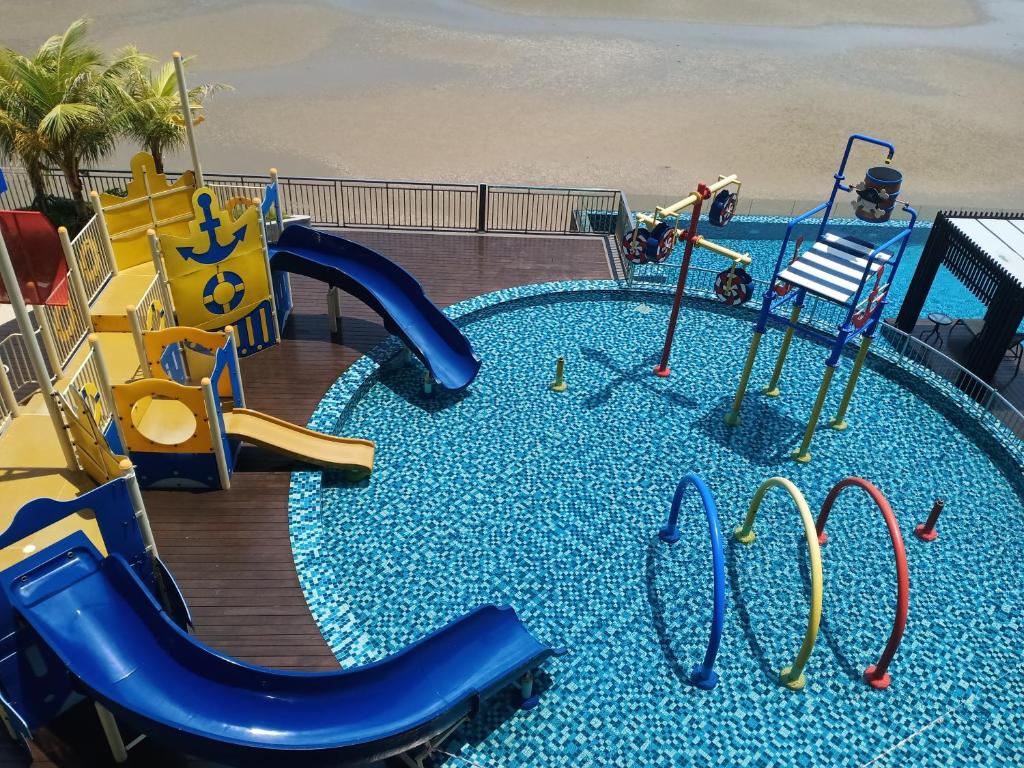 einen Spielbereich für Kinder mit Rutsche und Spielplatzausrüstung in der Unterkunft Imperium Residence Tanjung Lumpur SEAVIEW Studio Hafiz in Kuantan