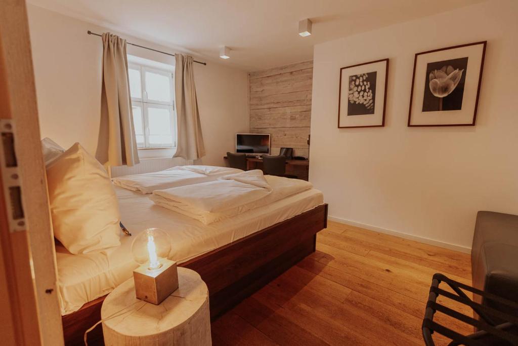 Postel nebo postele na pokoji v ubytování Hotel Gasthaus zur Sonne
