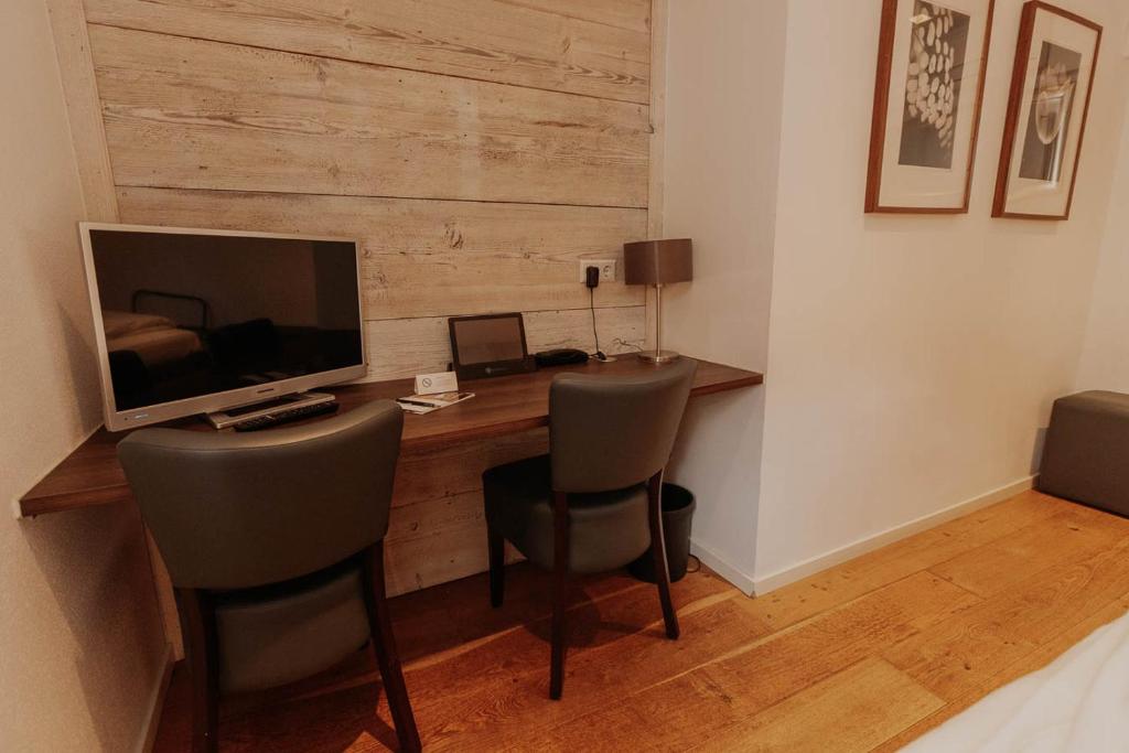 TV a/nebo společenská místnost v ubytování Hotel Gasthaus zur Sonne