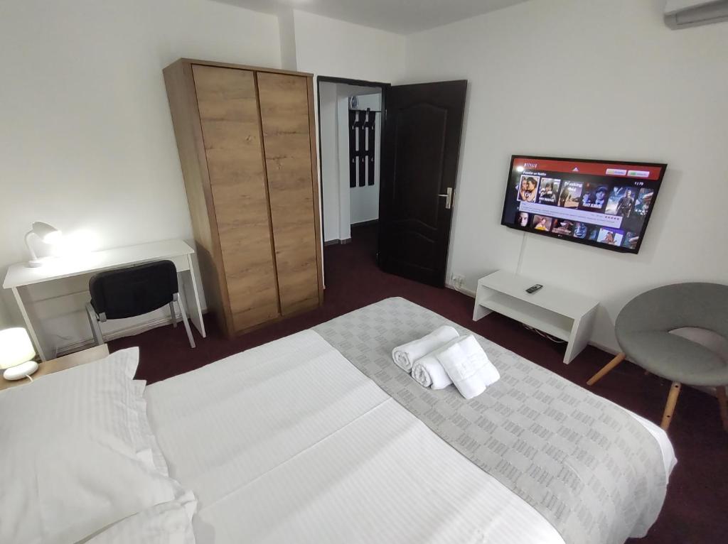 バイア・マーレにあるCreative Apartmentのベッドルーム(白いベッド1台、薄型テレビ付)
