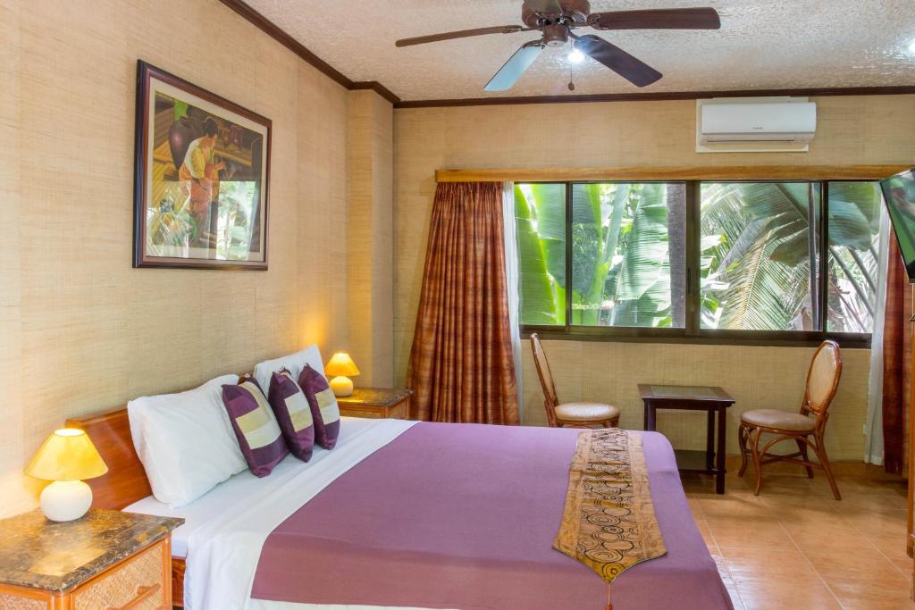 Tempat tidur dalam kamar di Hayahay Resort
