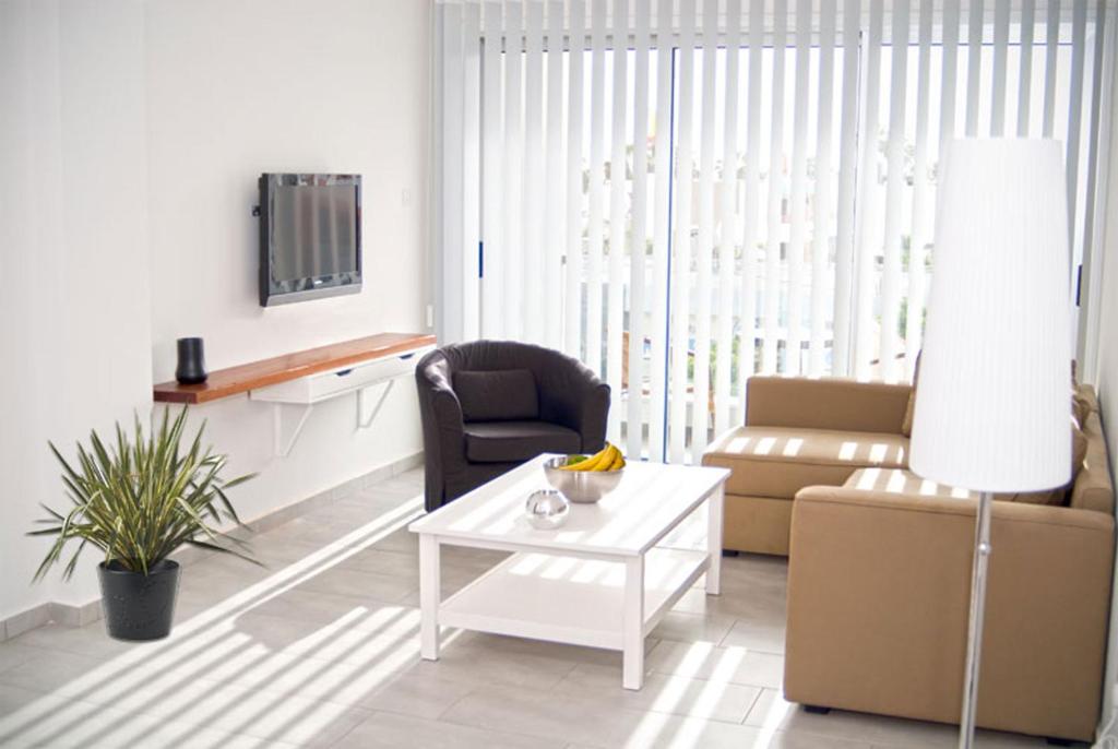 TV a/nebo společenská místnost v ubytování Napian Suites