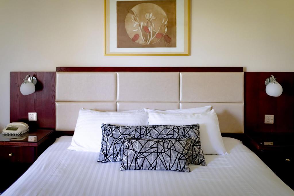 Postel nebo postele na pokoji v ubytování Charbonnier Motor Inn