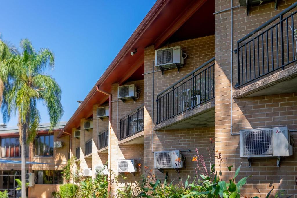 Charbonnier Motor Inn - Deluxe Twin Room - Balcony