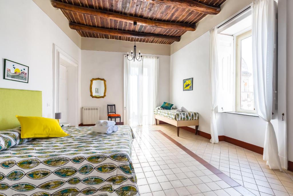 um quarto com uma cama grande e um tecto de madeira em Lopez 20 a Big Family Apartment by Napoliapartments em Nápoles