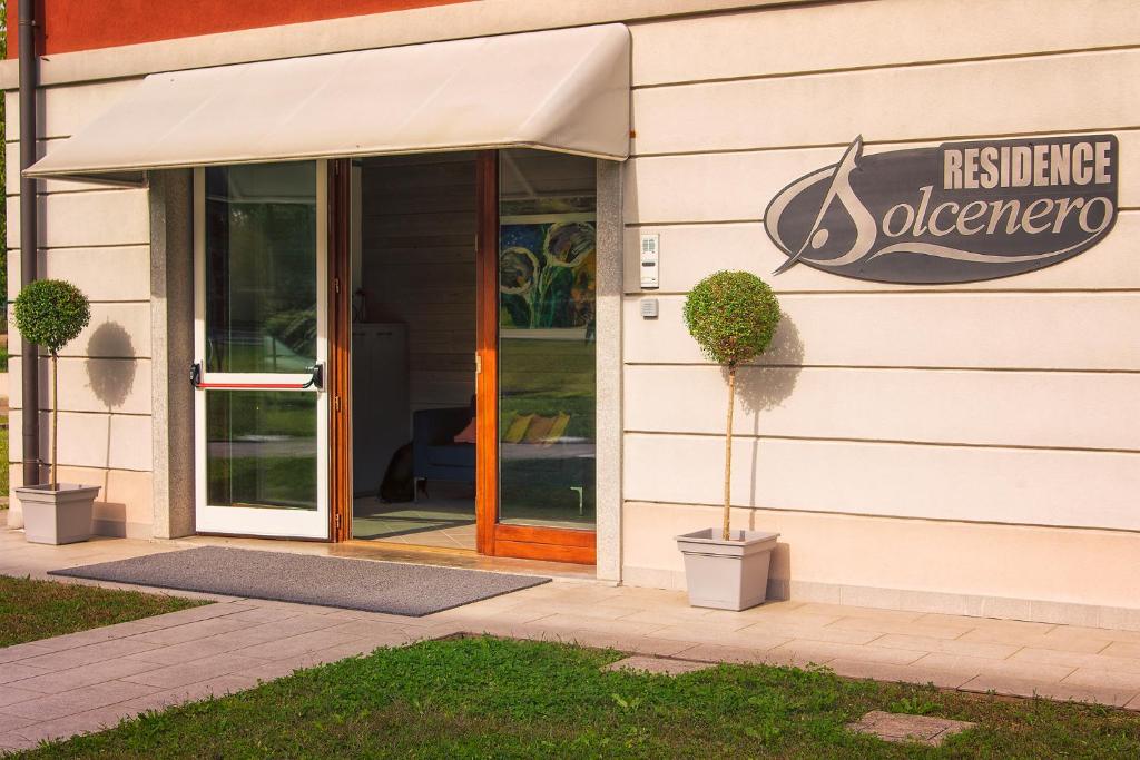 una entrada a un restaurante con la puerta abierta en Hotel Residence Dolcenero, en San Daniele del Friuli