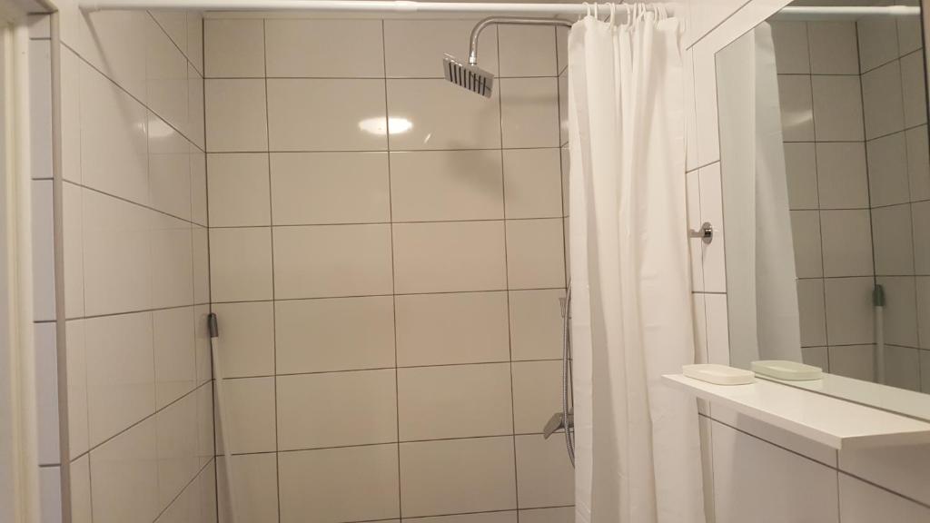 Koupelna v ubytování SJÖTORPS HOSTEL