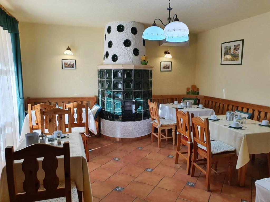 Reštaurácia alebo iné gastronomické zariadenie v ubytovaní Bozi Rozi Panzió