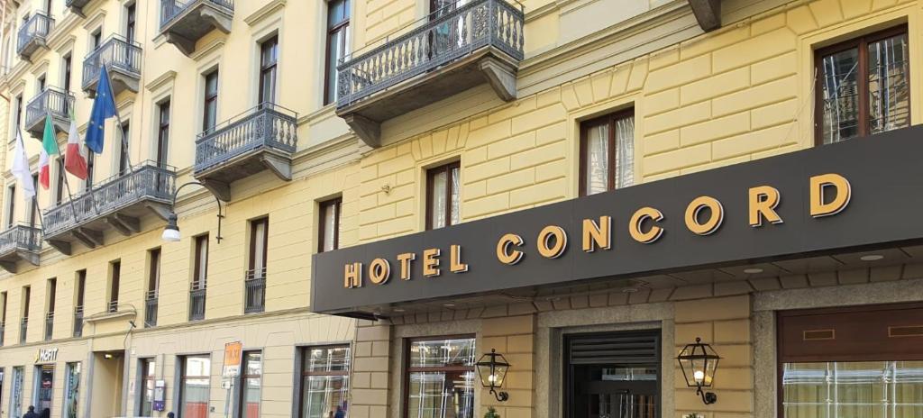 un cartello concordato hotel sul lato di un edificio di Hotel Concord a Torino