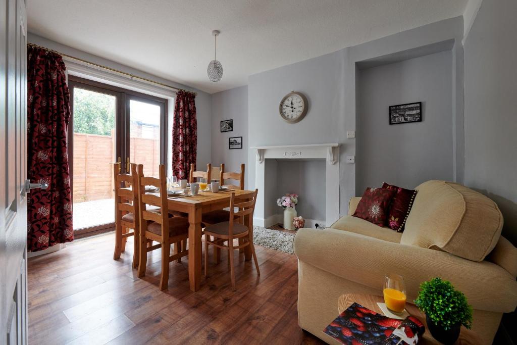 Contractor, Family or Pet Friendly Bargain, 3 Bed Detached House, Mold, Sleeps 1 to 5