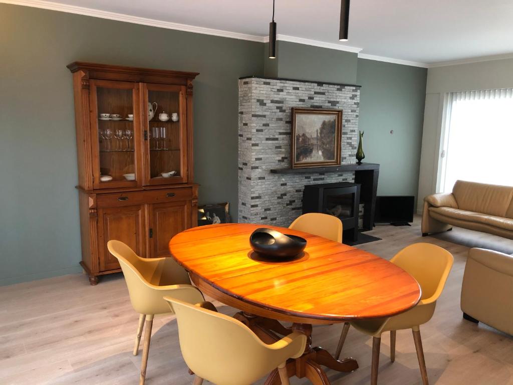 sala de estar con mesa de madera y sillas en ROS'a tourist & business appartment, en Dendermonde