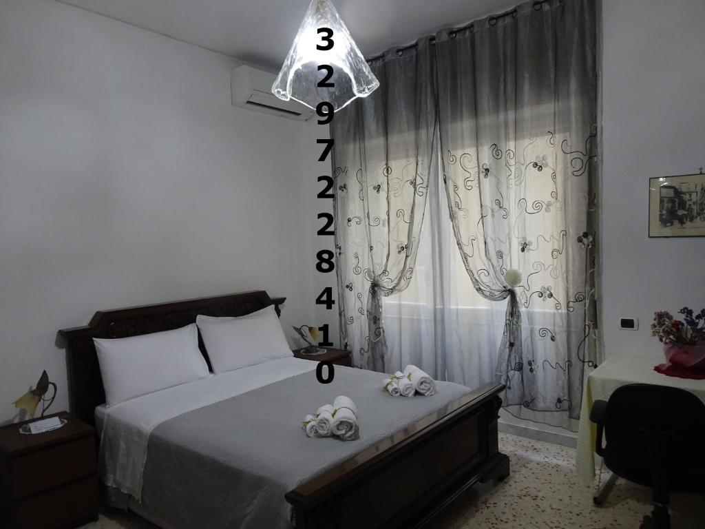 ein Schlafzimmer mit einem Bett mit zwei ausgestopften Tieren darauf in der Unterkunft B&B DODO in Salerno