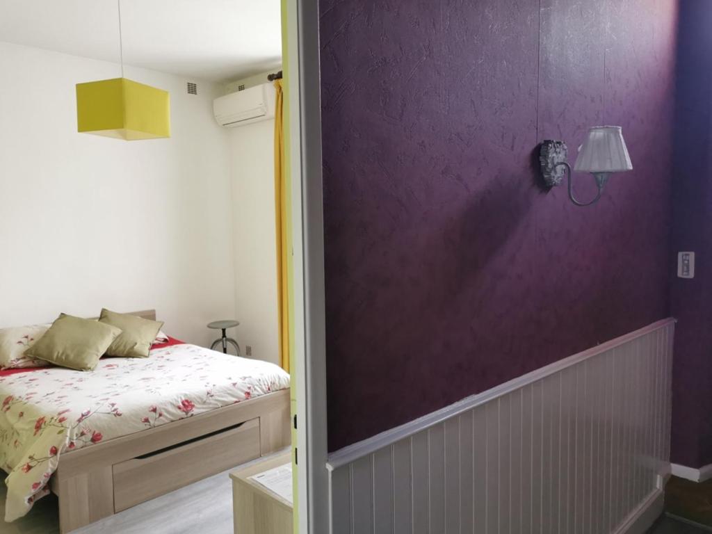 Un pat sau paturi într-o cameră la Chambre avec accès indépendant
