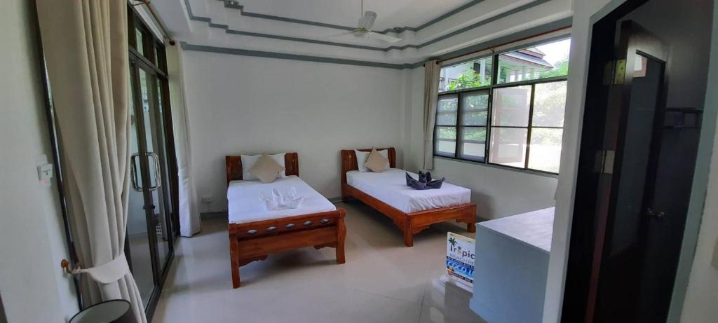 Un ou plusieurs lits dans un hébergement de l'établissement TropiCoco Beach Resort Koh Phangan