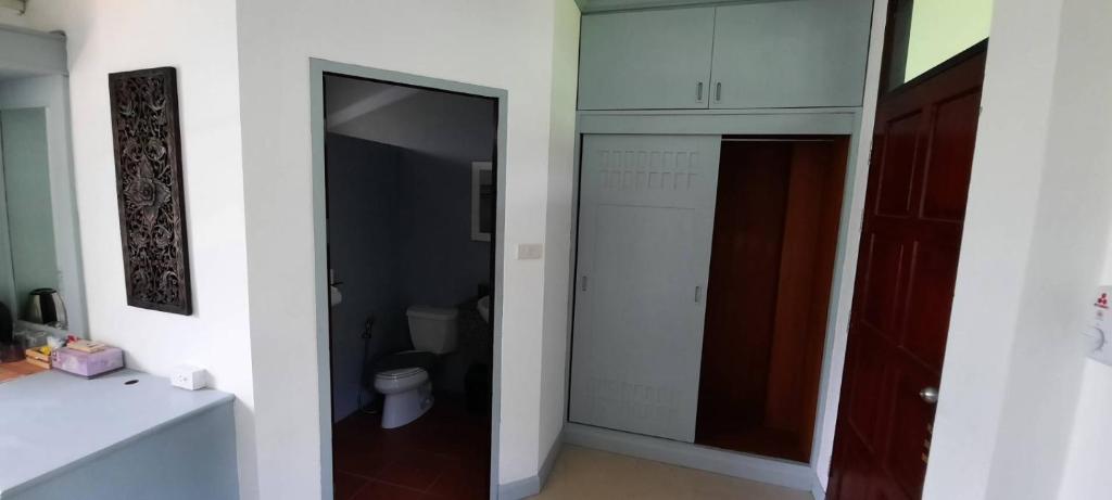 Salle de bains dans l'établissement TropiCoco Beach Resort Koh Phangan