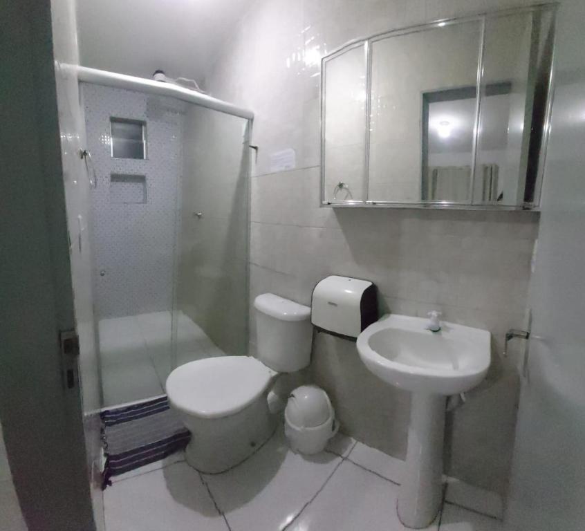 La salle de bains est pourvue de toilettes, d'un lavabo et d'une douche. dans l'établissement Pousada Nascer do Sol, à João Pessoa