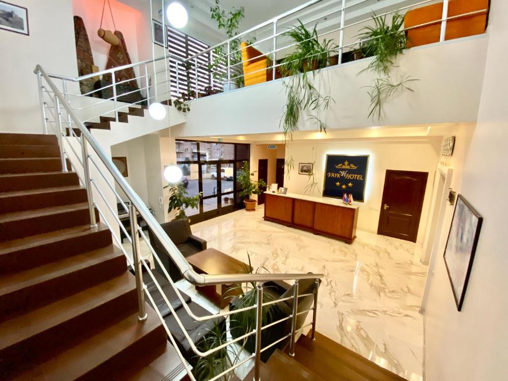 una escalera en un edificio con macetas en Vayk Hotel, en Vaykʼ