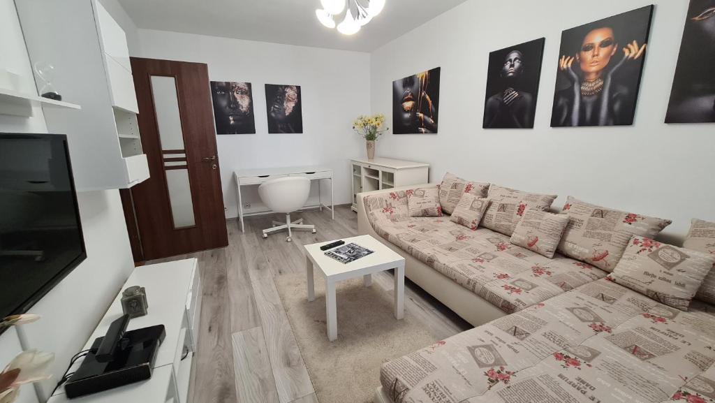 - un salon avec un canapé et une table dans l'établissement White Glamour, à Buzău