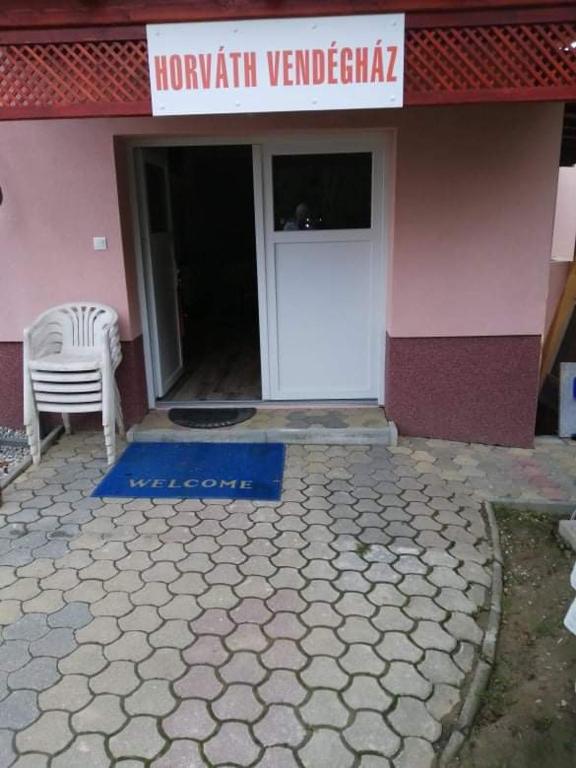 drzwi wejściowe hotelu z napisem w obiekcie HORVÁTH VENDÉGHÁZ w mieście Nagykanizsa