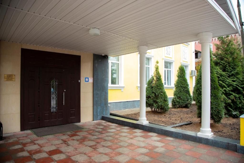 OktyabrskiyにあるZodiac Hotelの玄関付きの大きな木製ドア