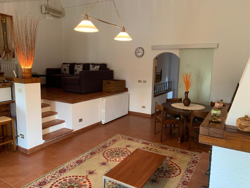 salon z kanapą i stołem w obiekcie B&B Codivilla w mieście Sasso Marconi