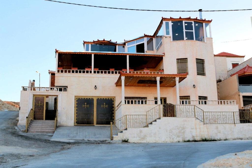 duży dom z bramą przed nim w obiekcie Basant Villa w mieście Wadi Musa