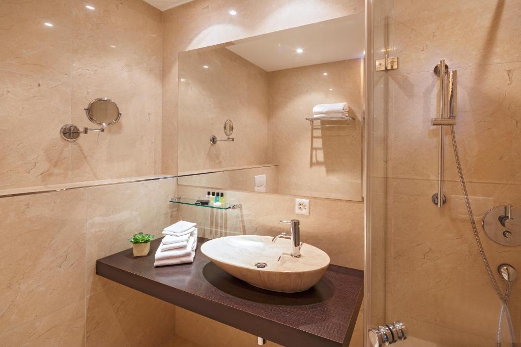 Un baño de Business Hotel First
