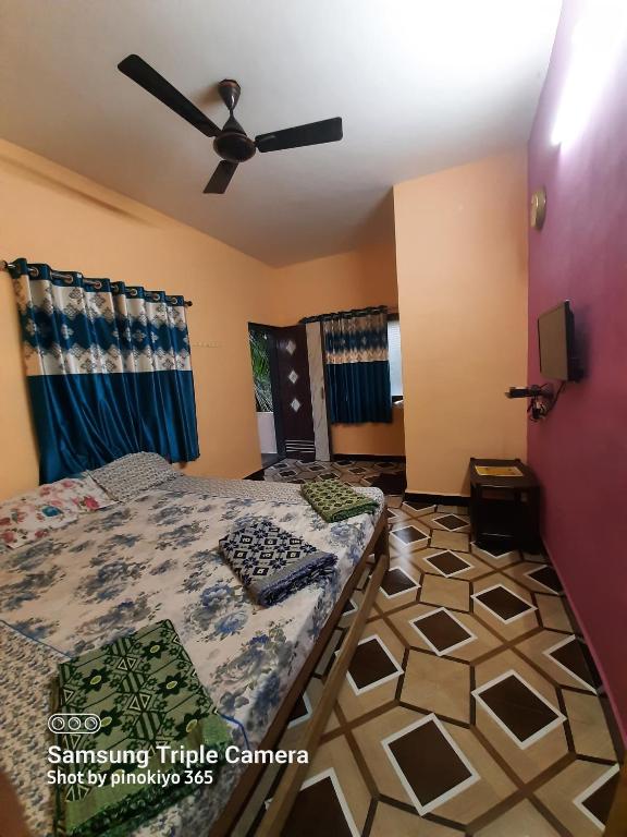 TV a/nebo společenská místnost v ubytování Kshanbhar Vishranti Home Stay