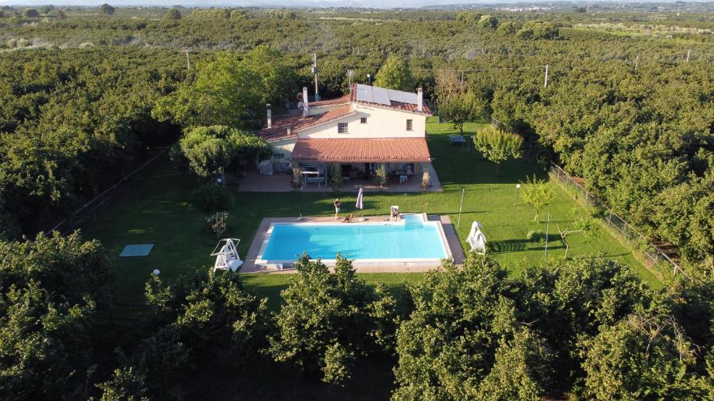 eine Luftansicht eines Hauses mit Pool in der Unterkunft Splendida villa con piscina in Vignanello
